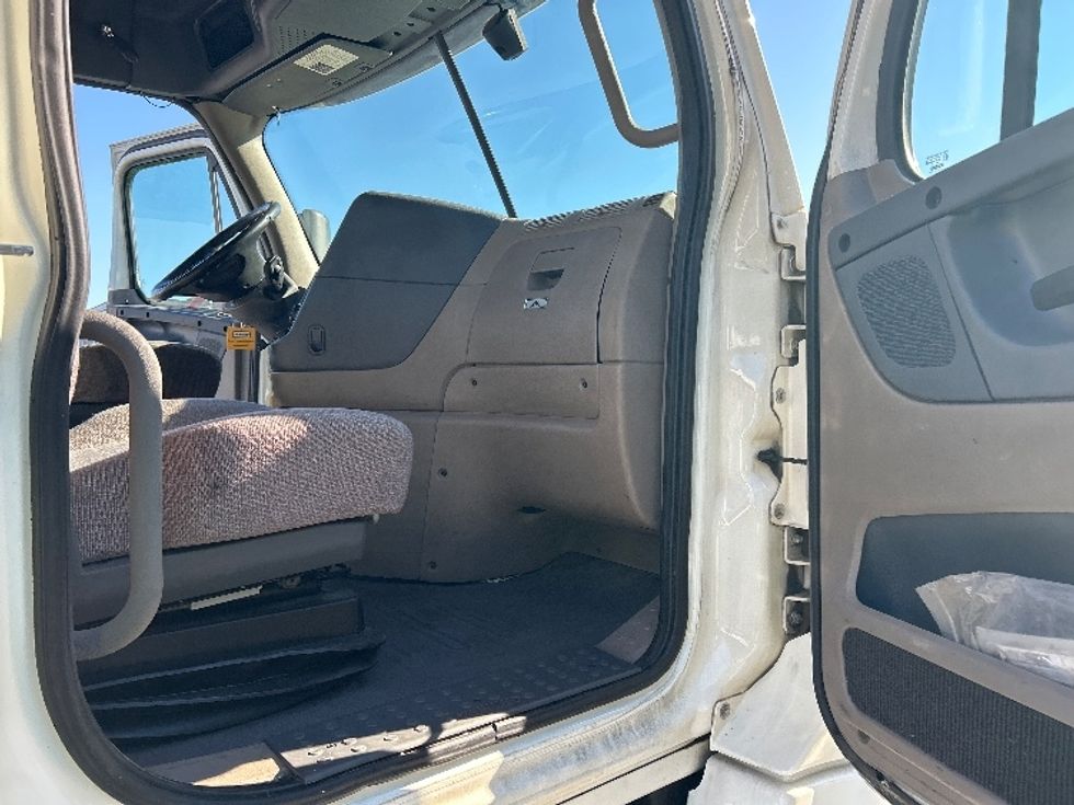 Day Cab Tractor-Heavy Duty Tractors-Freightliner-2019-Cascadia 12564ST-Winston Salem-NC-421,967\n\t\tmiles-$ 41,750 - Image 12