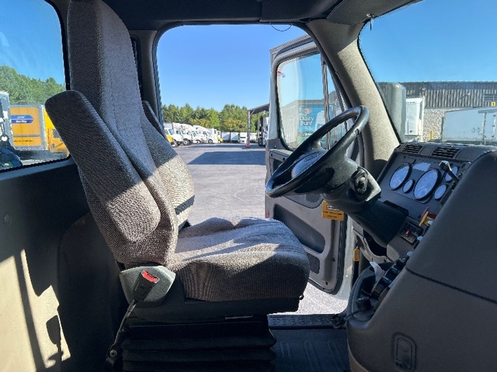 Day Cab Tractor-Heavy Duty Tractors-Freightliner-2019-Cascadia 12564ST-Winston Salem-NC-421,967\n\t\tmiles-$ 41,750 - Image 14