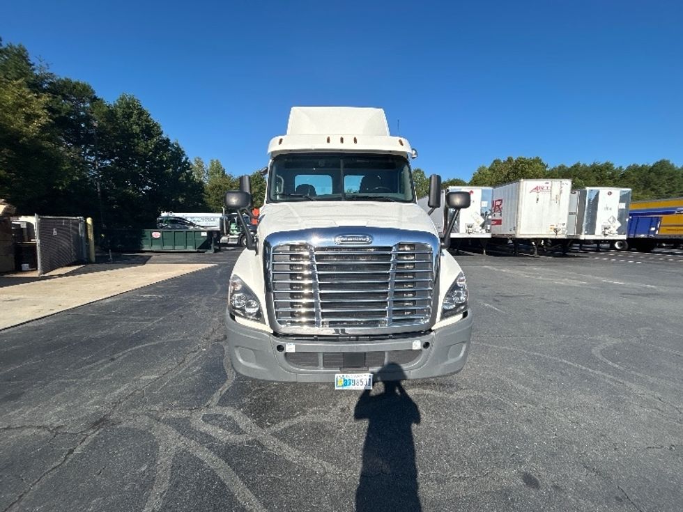 Day Cab Tractor-Heavy Duty Tractors-Freightliner-2019-Cascadia 12564ST-Winston Salem-NC-421,967\n\t\tmiles-$ 41,750 - Image 2