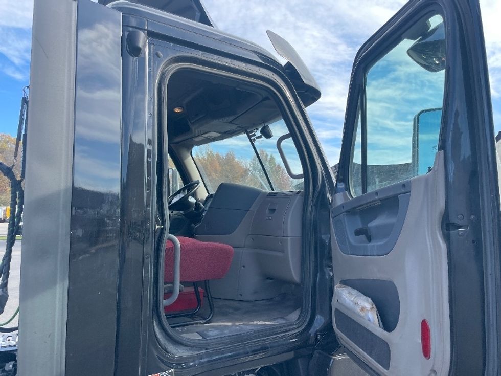 Day Cab Tractor-Heavy Duty Tractors-Freightliner-2019-Cascadia 12564ST-Youngstown-OH-379,444\n\t\tmiles-$ 50,250 - Image 12