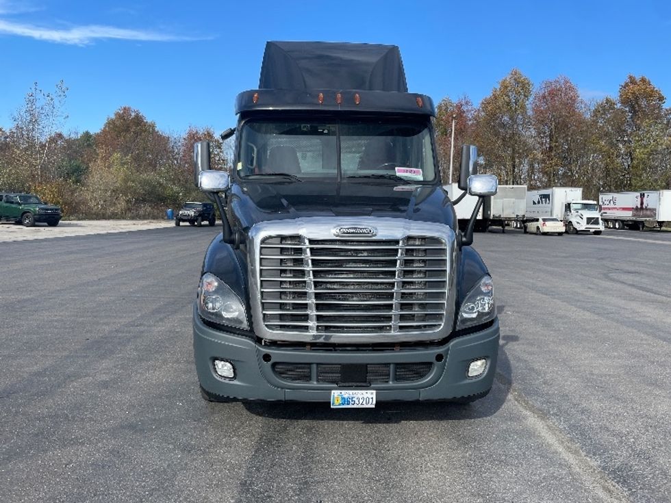 Day Cab Tractor-Heavy Duty Tractors-Freightliner-2019-Cascadia 12564ST-Youngstown-OH-379,444\n\t\tmiles-$ 50,250 - Image 2
