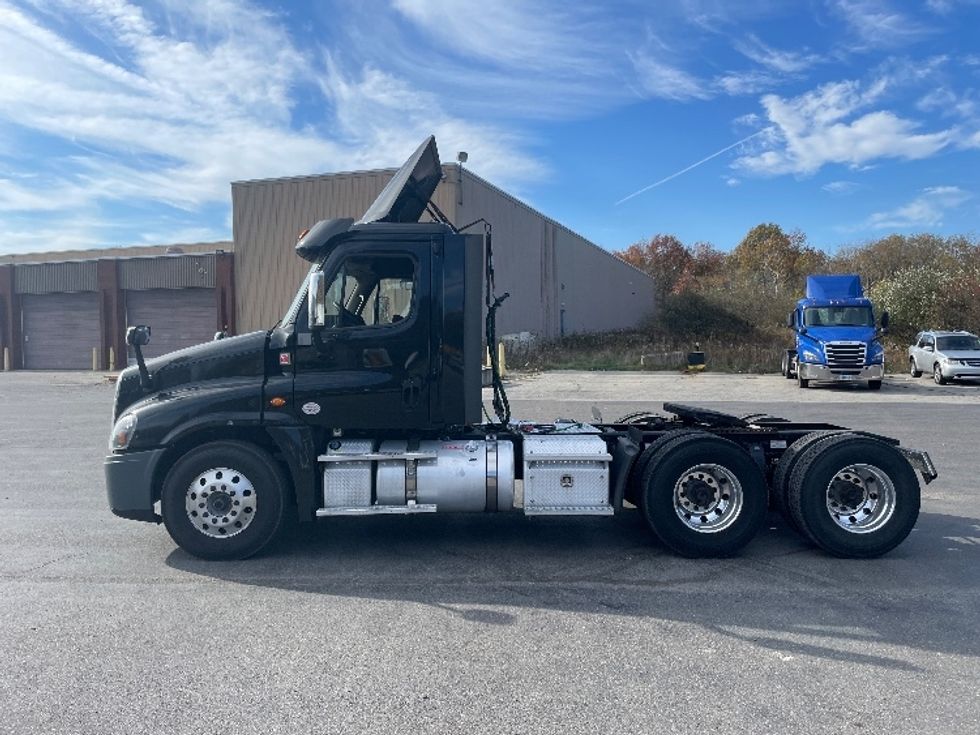 Day Cab Tractor-Heavy Duty Tractors-Freightliner-2019-Cascadia 12564ST-Youngstown-OH-379,444\n\t\tmiles-$ 50,250 - Image 4
