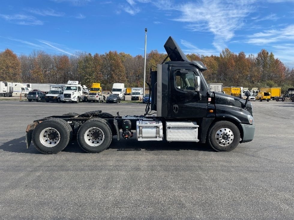 Day Cab Tractor-Heavy Duty Tractors-Freightliner-2019-Cascadia 12564ST-Youngstown-OH-379,444\n\t\tmiles-$ 50,250 - Image 8