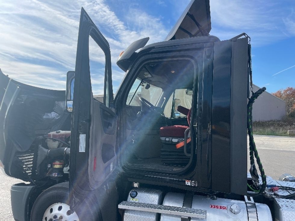 Day Cab Tractor-Heavy Duty Tractors-Freightliner-2019-Cascadia 12564ST-Youngstown-OH-379,444\n\t\tmiles-$ 50,250 - Image 9