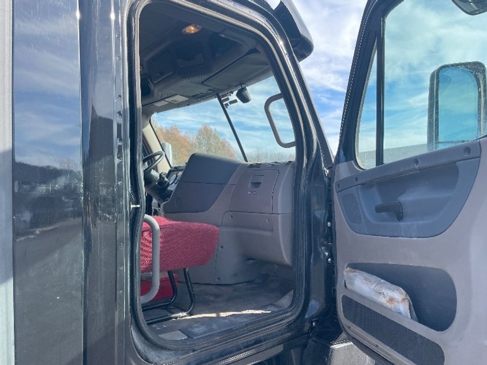 Day Cab Tractor-Heavy Duty Tractors-Freightliner-2019-Cascadia 12564ST-Youngstown-OH-387,139\n\t\tmiles-$ 49,750 - Image 12