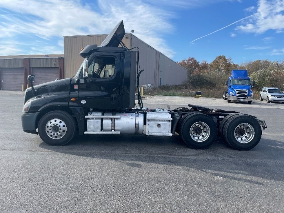 Day Cab Tractor-Heavy Duty Tractors-Freightliner-2019-Cascadia 12564ST-Youngstown-OH-387,139\n\t\tmiles-$ 49,750 - Image 4