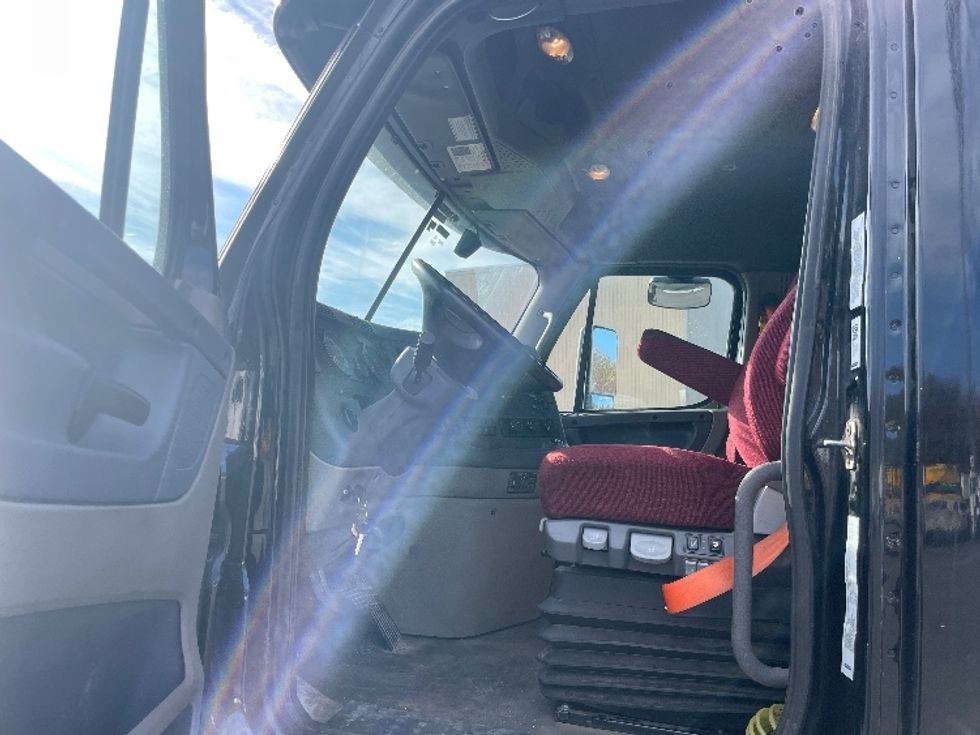 Day Cab Tractor-Heavy Duty Tractors-Freightliner-2019-Cascadia 12564ST-Youngstown-OH-387,139\n\t\tmiles-$ 49,750 - Image 9