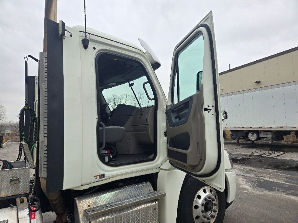 Day Cab Tractor-Heavy Duty Tractors-Freightliner-2019-Cascadia 12564ST-Ypsilanti-MI-309,394\n\t\tmiles-$ 40,500 - Image 12