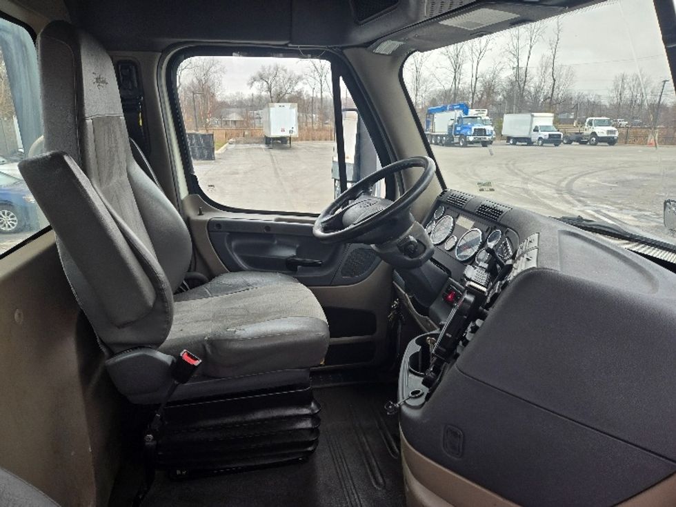 Day Cab Tractor-Heavy Duty Tractors-Freightliner-2019-Cascadia 12564ST-Ypsilanti-MI-309,394\n\t\tmiles-$ 40,500 - Image 14