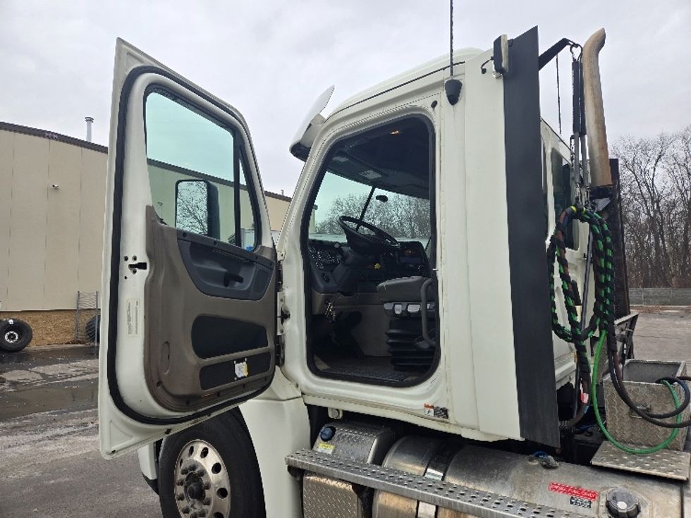 Day Cab Tractor-Heavy Duty Tractors-Freightliner-2019-Cascadia 12564ST-Ypsilanti-MI-309,394\n\t\tmiles-$ 40,500 - Image 9