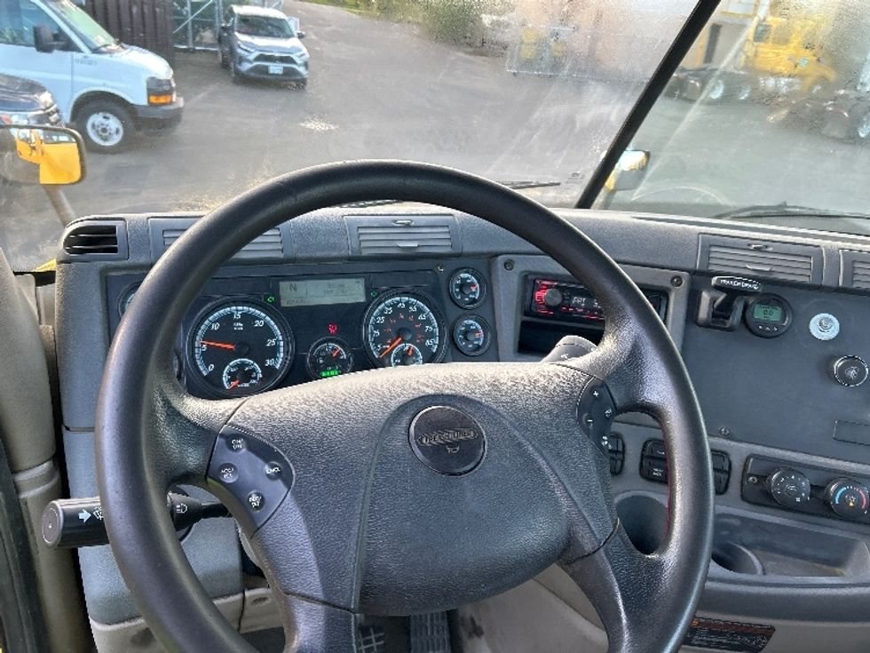 Day Cab Tractor-Heavy Duty Tractors-Freightliner-2019-Cascadia 12584ST-Clackamas-OR-255,819\n\t\tmiles-$ 64,750 - Image 11