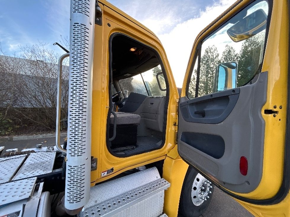 Day Cab Tractor-Heavy Duty Tractors-Freightliner-2019-Cascadia 12584ST-Clackamas-OR-255,819\n\t\tmiles-$ 64,750 - Image 12