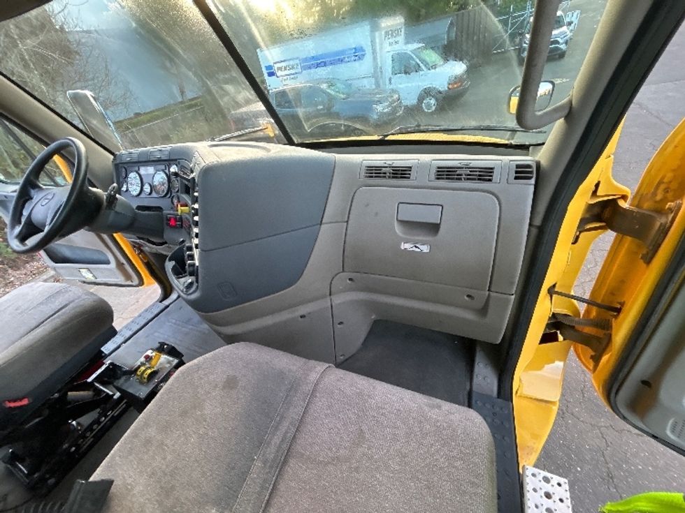 Day Cab Tractor-Heavy Duty Tractors-Freightliner-2019-Cascadia 12584ST-Clackamas-OR-255,819\n\t\tmiles-$ 64,750 - Image 13