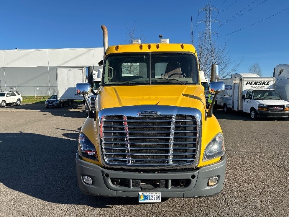 Day Cab Tractor-Heavy Duty Tractors-Freightliner-2019-Cascadia 12584ST-Clackamas-OR-255,819\n\t\tmiles-$ 64,750 - Image 2