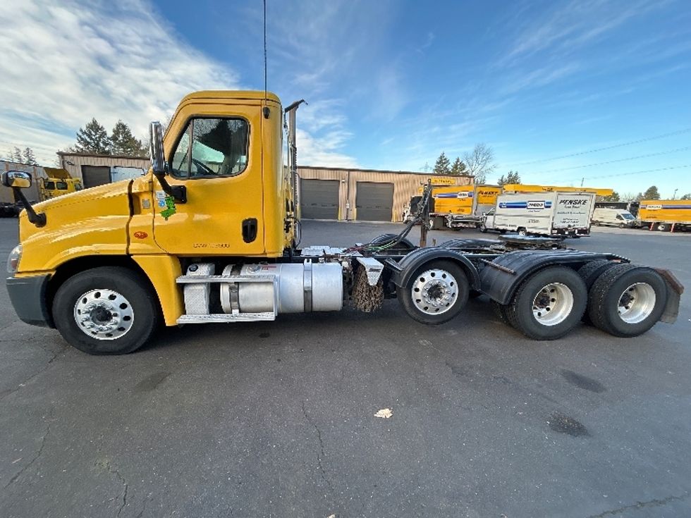 Day Cab Tractor-Heavy Duty Tractors-Freightliner-2019-Cascadia 12584ST-Clackamas-OR-255,819\n\t\tmiles-$ 64,750 - Image 4