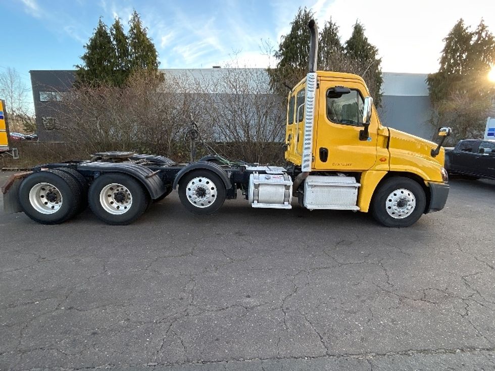 Day Cab Tractor-Heavy Duty Tractors-Freightliner-2019-Cascadia 12584ST-Clackamas-OR-255,819\n\t\tmiles-$ 64,750 - Image 8