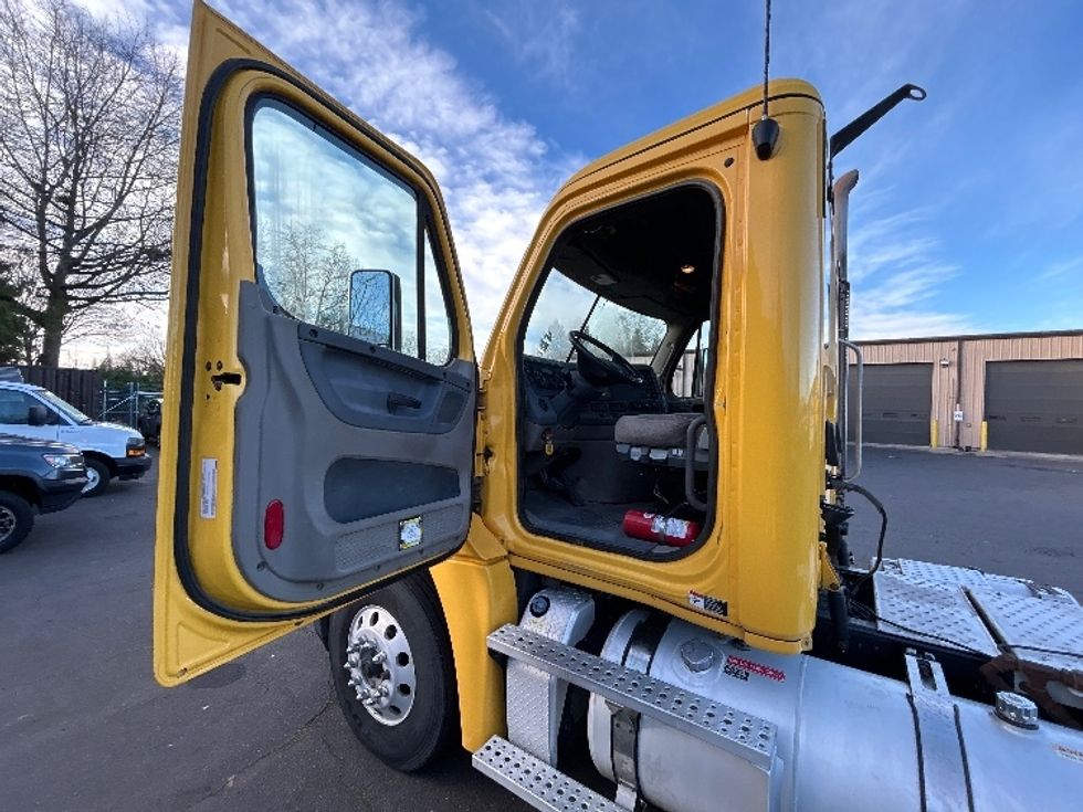 Day Cab Tractor-Heavy Duty Tractors-Freightliner-2019-Cascadia 12584ST-Clackamas-OR-255,819\n\t\tmiles-$ 64,750 - Image 9