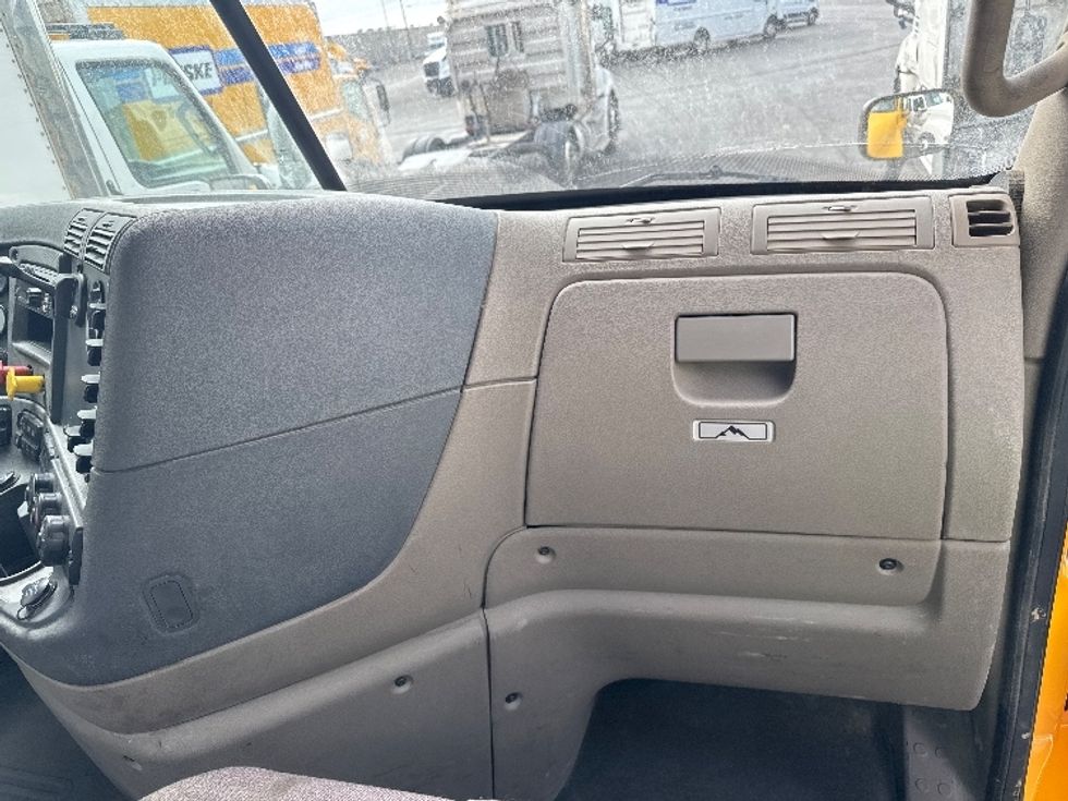 Day Cab Tractor-Heavy Duty Tractors-Freightliner-2019-Cascadia 12584ST-West Valley City-UT-378,878\n\t\tmiles-$ 60,500 - Image 13