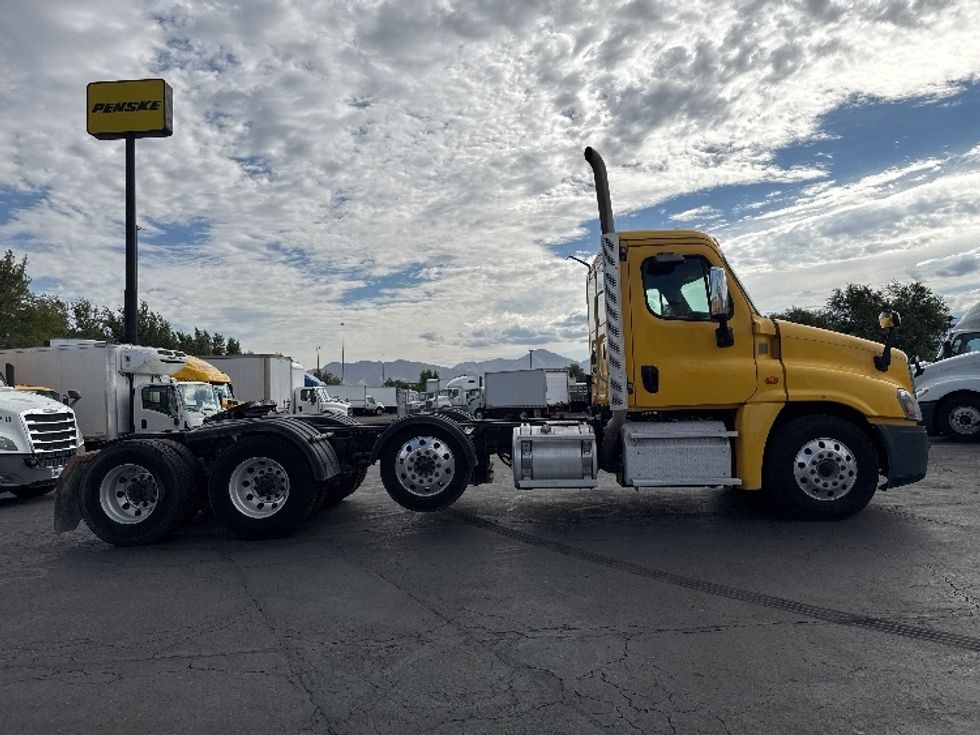 Day Cab Tractor-Heavy Duty Tractors-Freightliner-2019-Cascadia 12584ST-West Valley City-UT-378,878\n\t\tmiles-$ 60,500 - Image 8