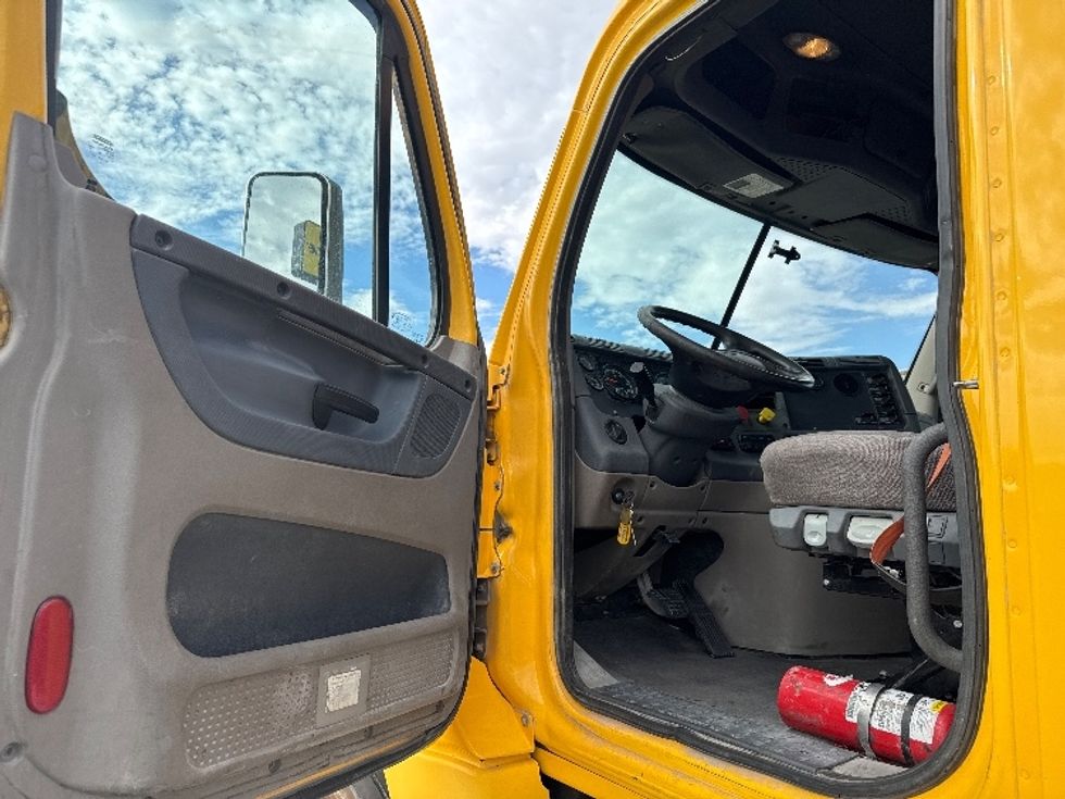 Day Cab Tractor-Heavy Duty Tractors-Freightliner-2019-Cascadia 12584ST-West Valley City-UT-378,878\n\t\tmiles-$ 60,500 - Image 9