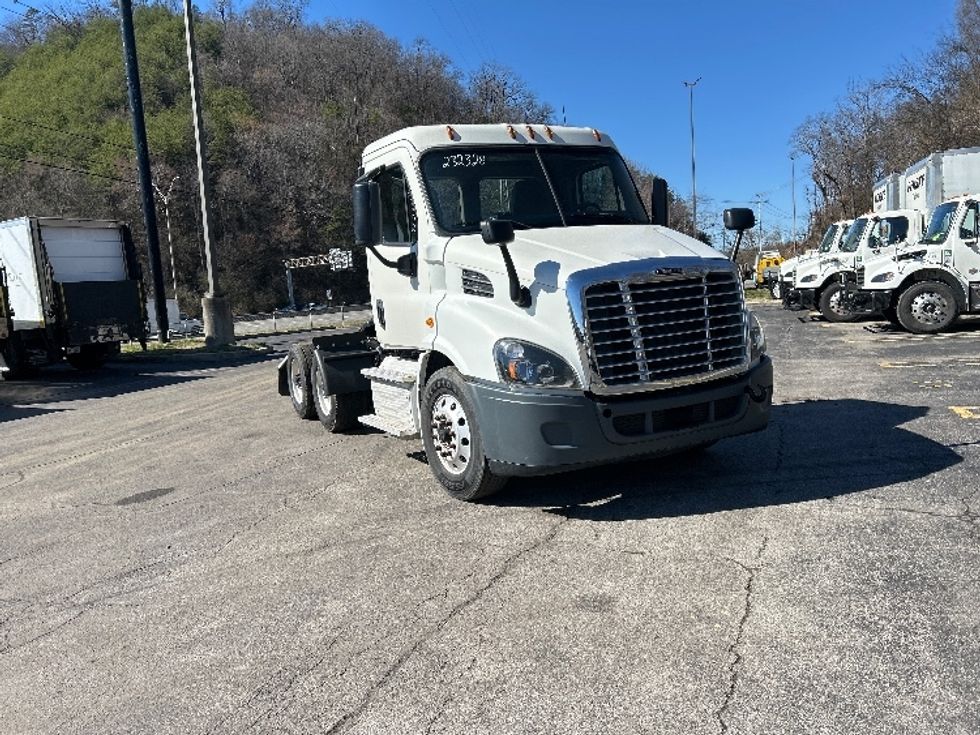 Day Cab Tractor-Heavy Duty Tractors-Freightliner-2019-Cascadia X11362ST-Knoxville-TN-195,717\n\t\tmiles-$ 31,750 - Image 1