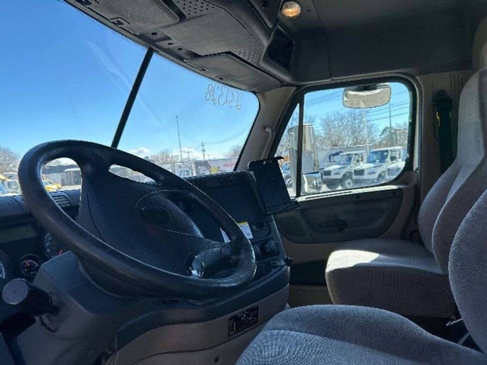 Day Cab Tractor-Heavy Duty Tractors-Freightliner-2019-Cascadia X11362ST-Knoxville-TN-195,717\n\t\tmiles-$ 31,750 - Image 10