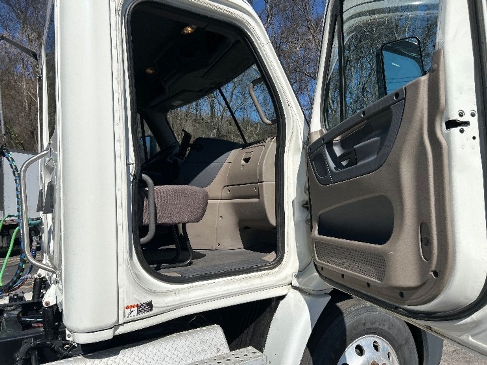Day Cab Tractor-Heavy Duty Tractors-Freightliner-2019-Cascadia X11362ST-Knoxville-TN-195,717\n\t\tmiles-$ 31,750 - Image 12