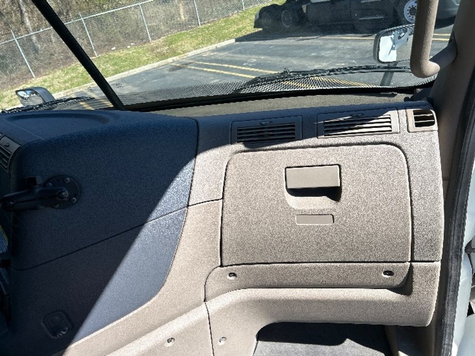 Day Cab Tractor-Heavy Duty Tractors-Freightliner-2019-Cascadia X11362ST-Knoxville-TN-195,717\n\t\tmiles-$ 31,750 - Image 13