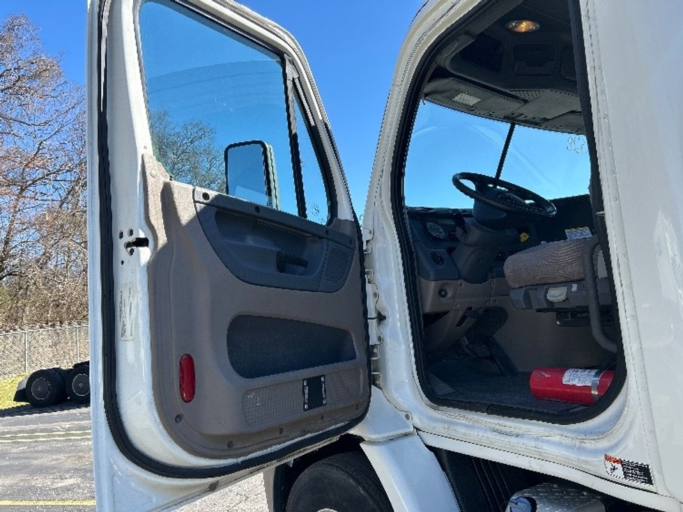 Day Cab Tractor-Heavy Duty Tractors-Freightliner-2019-Cascadia X11362ST-Knoxville-TN-195,717\n\t\tmiles-$ 31,750 - Image 9