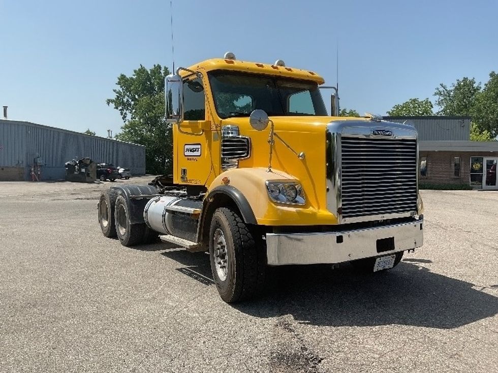 Day Cab Tractor-Heavy Duty Tractors-Freightliner-2019-D12264SD-Comstock Park-MI-373,561\n\t\tmiles-$ 61,500 - Image 1