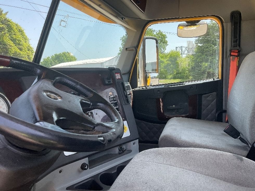 Day Cab Tractor-Heavy Duty Tractors-Freightliner-2019-D12264SD-Comstock Park-MI-373,561\n\t\tmiles-$ 61,500 - Image 9