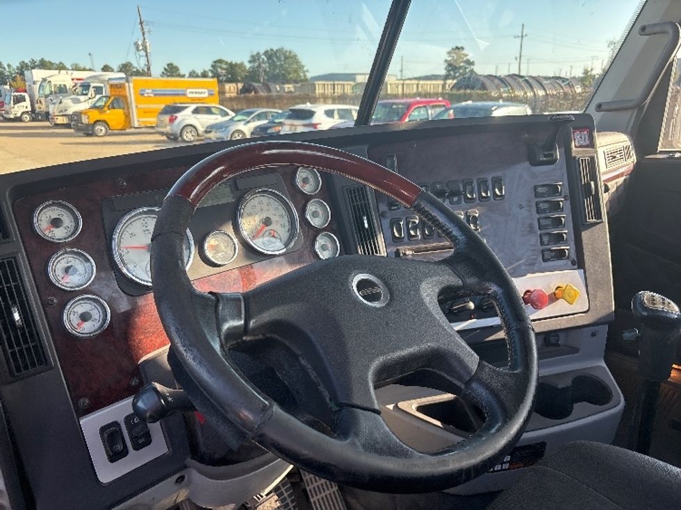 Day Cab Tractor-Heavy Duty Tractors-Freightliner-2019-D12264SD-Hammond-LA-273,360\n\t\tmiles-$ 62,750 - Image 10