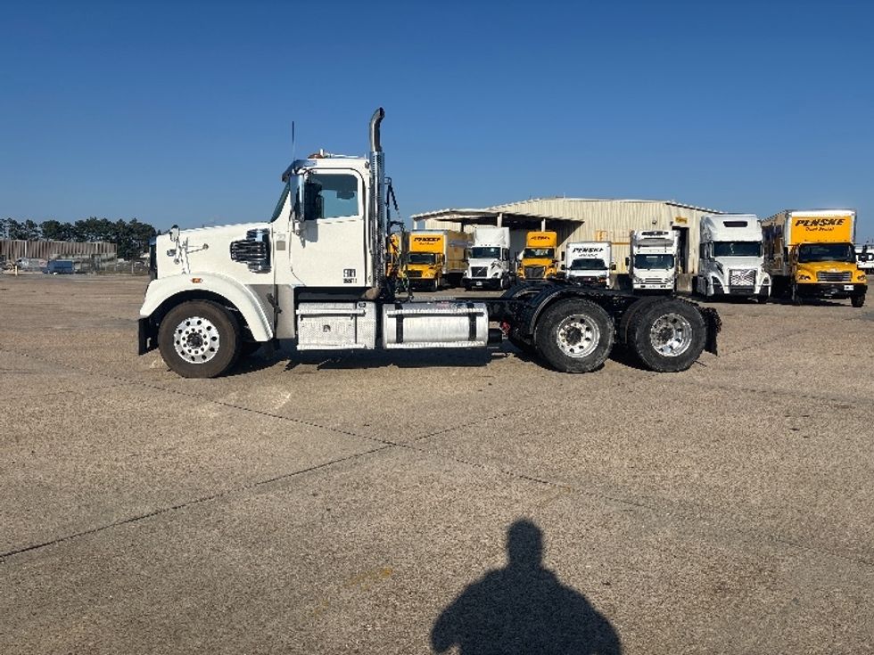 Day Cab Tractor-Heavy Duty Tractors-Freightliner-2019-D12264SD-Hammond-LA-273,360\n\t\tmiles-$ 62,750 - Image 4