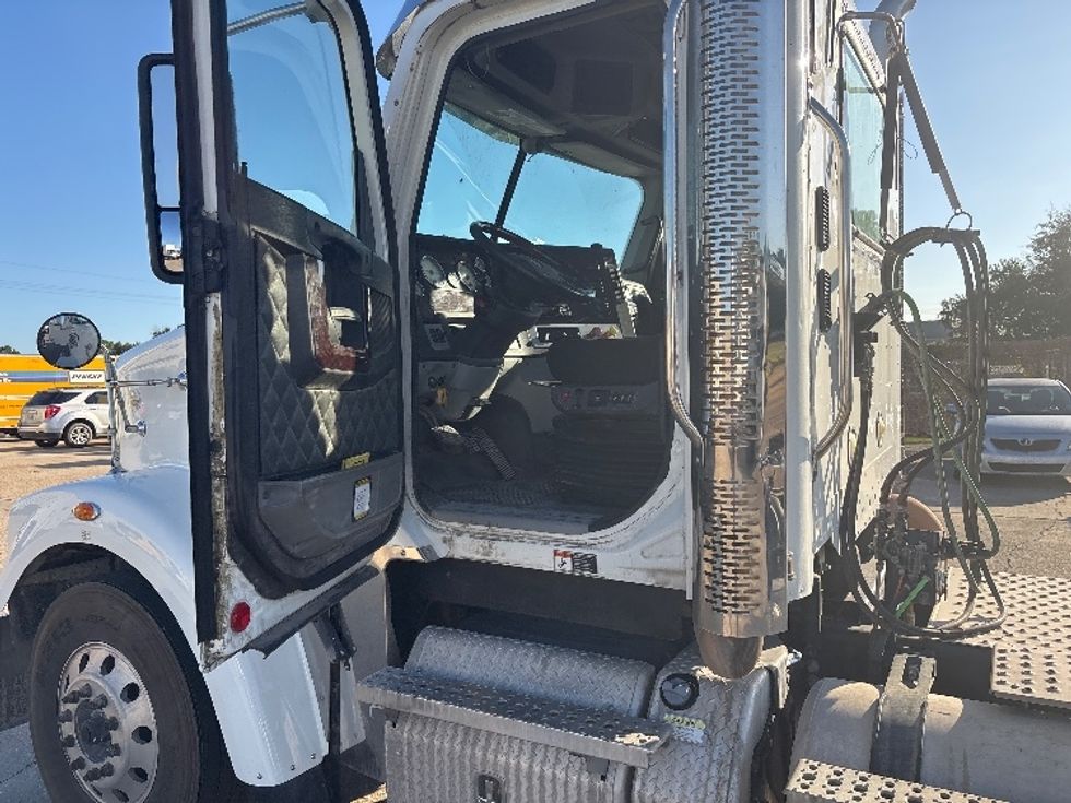 Day Cab Tractor-Heavy Duty Tractors-Freightliner-2019-D12264SD-Hammond-LA-273,360\n\t\tmiles-$ 62,750 - Image 9