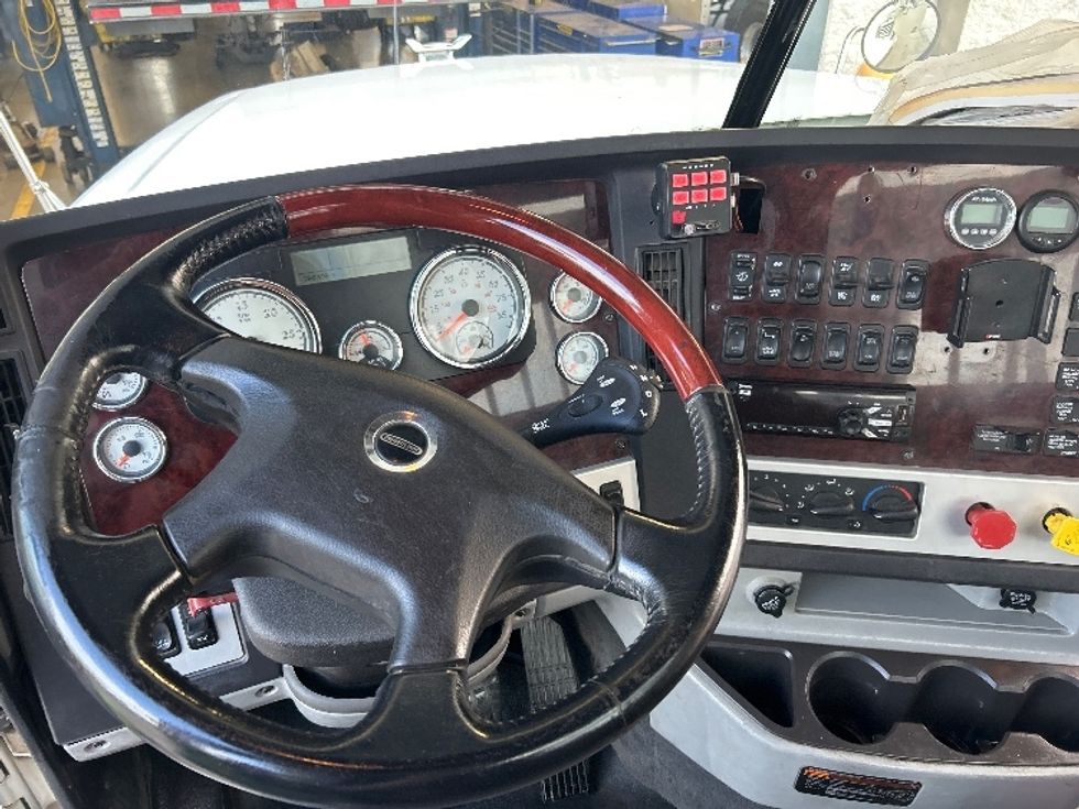 Day Cab Tractor-Heavy Duty Tractors-Freightliner-2019-D12264SD-Houston-TX-298,460\n\t\tmiles-$ 104,000 - Image 11