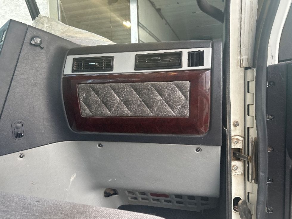 Day Cab Tractor-Heavy Duty Tractors-Freightliner-2019-D12264SD-Houston-TX-298,460\n\t\tmiles-$ 104,000 - Image 13