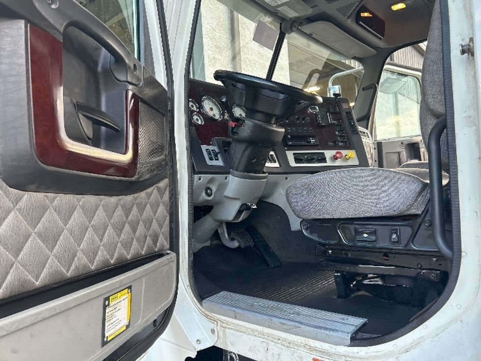 Day Cab Tractor-Heavy Duty Tractors-Freightliner-2019-D12264SD-Houston-TX-298,460\n\t\tmiles-$ 104,000 - Image 9