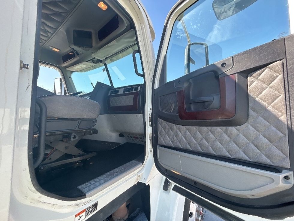 Day Cab Tractor-Heavy Duty Tractors-Freightliner-2019-D12264SD-San Antonio-TX-458,930\n\t\tmiles-$ 59,750 - Image 12