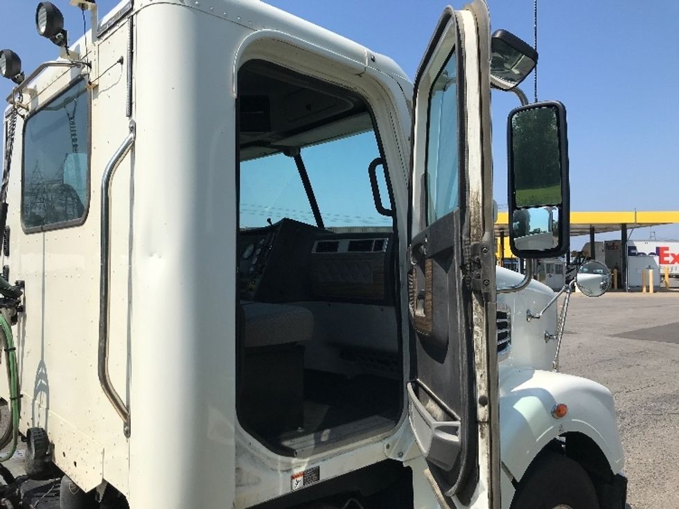 Day Cab Tractor-Heavy Duty Tractors-Freightliner-2019-D12264SD-Ste-Foy-PQ-67,771\n\t\tkm-$ 98,000 - Image 12