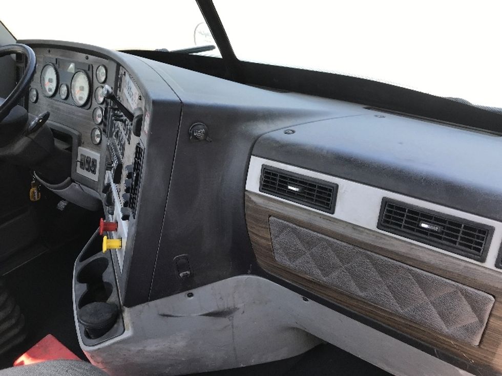 Day Cab Tractor-Heavy Duty Tractors-Freightliner-2019-D12264SD-Ste-Foy-PQ-67,771\n\t\tkm-$ 98,000 - Image 13