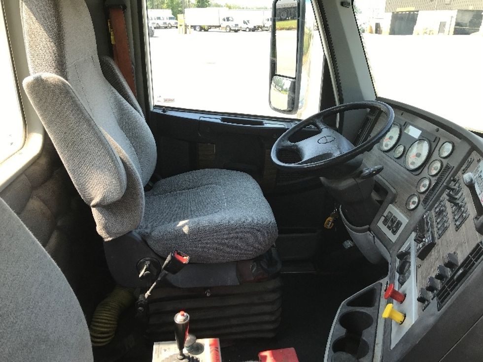 Day Cab Tractor-Heavy Duty Tractors-Freightliner-2019-D12264SD-Ste-Foy-PQ-67,771\n\t\tkm-$ 98,000 - Image 14