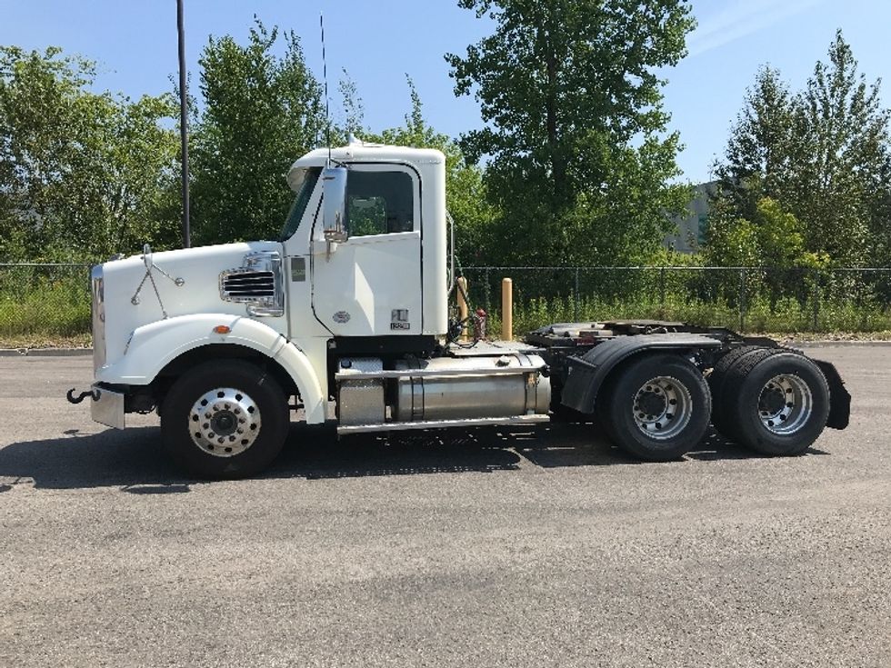 Day Cab Tractor-Heavy Duty Tractors-Freightliner-2019-D12264SD-Ste-Foy-PQ-67,771\n\t\tkm-$ 98,000 - Image 4