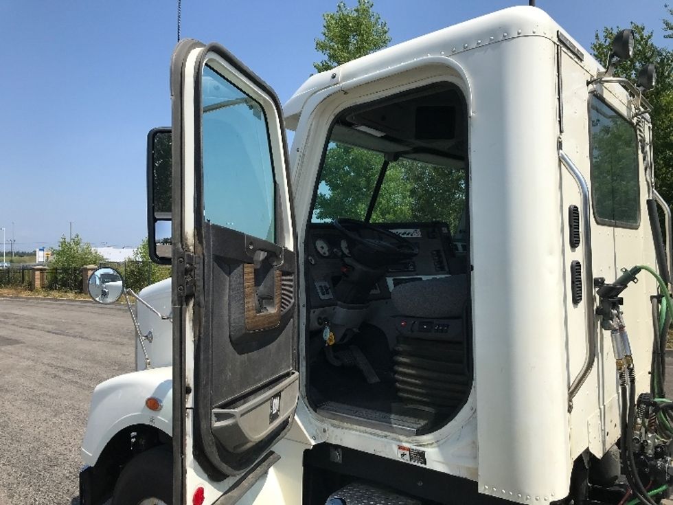 Day Cab Tractor-Heavy Duty Tractors-Freightliner-2019-D12264SD-Ste-Foy-PQ-67,771\n\t\tkm-$ 98,000 - Image 9