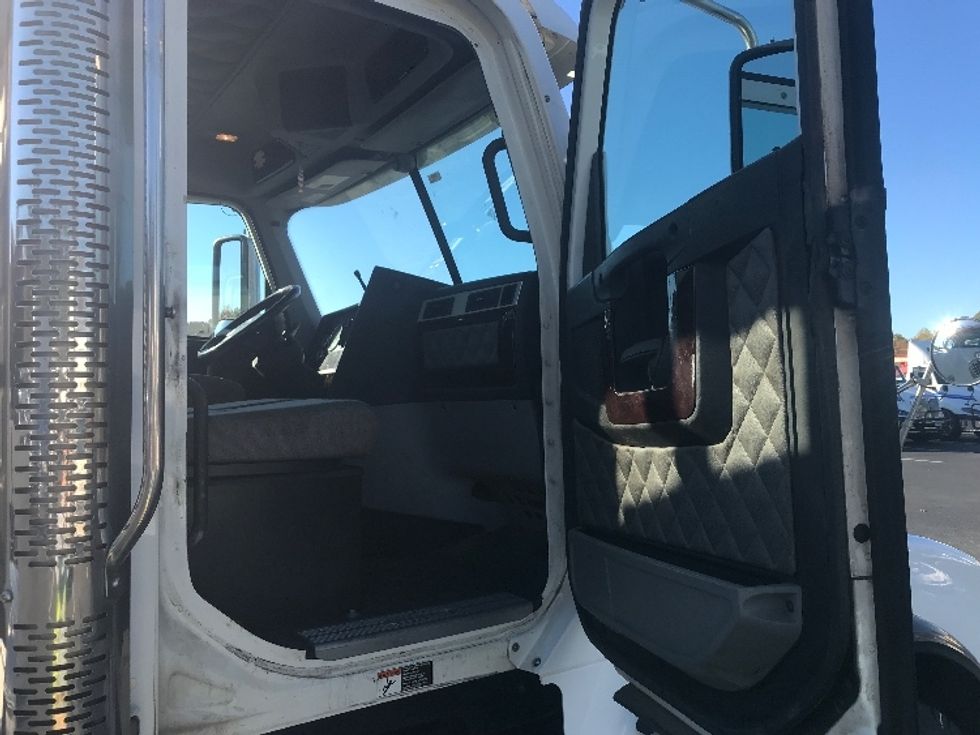 Day Cab Tractor-Heavy Duty Tractors-Freightliner-2019-D12284SD-Charlotte-NC-195,543\n\t\tmiles-$ 99,000 - Image 12