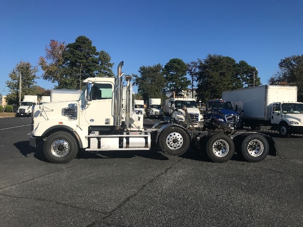 Day Cab Tractor-Heavy Duty Tractors-Freightliner-2019-D12284SD-Charlotte-NC-195,543\n\t\tmiles-$ 99,000 - Image 4