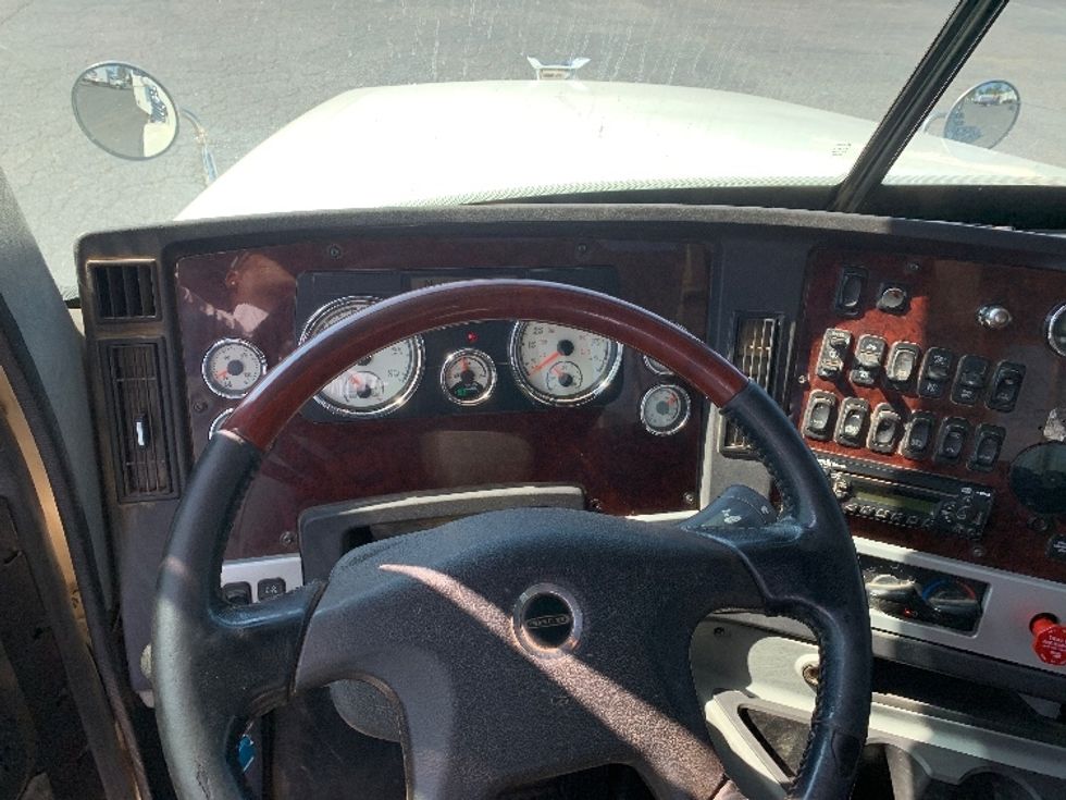 Day Cab Tractor-Heavy Duty Tractors-Freightliner-2019-D12284SD-Concord-NC-310,151\n\t\tmiles-$ 97,250 - Image 10