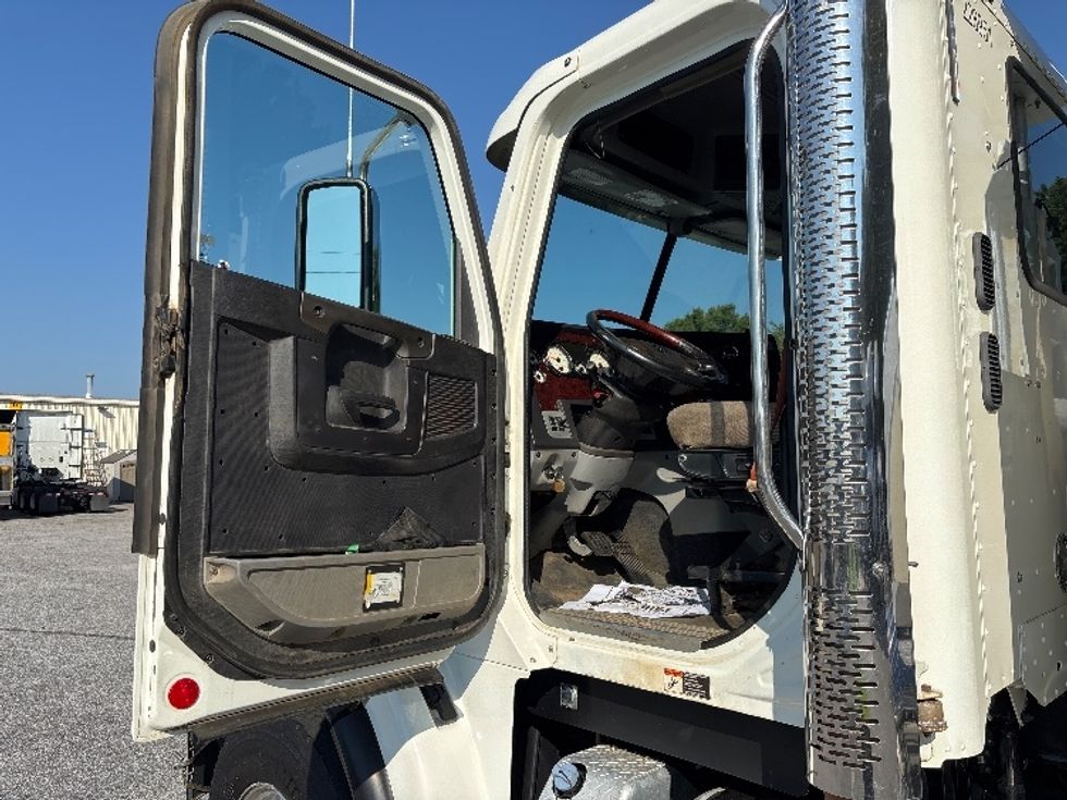 Day Cab Tractor-Heavy Duty Tractors-Freightliner-2019-D12284SD-Greer-SC-274,351\n\t\tmiles-$ 84,250 - Image 9