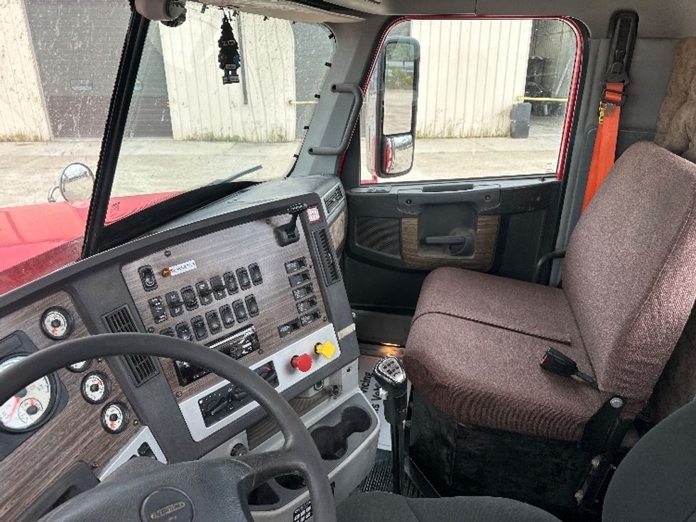 Day Cab Tractor-Heavy Duty Tractors-Freightliner-2019-D12284SD-Milwaukee-WI-374,681\n\t\tmiles-$ 89,500 - Image 10