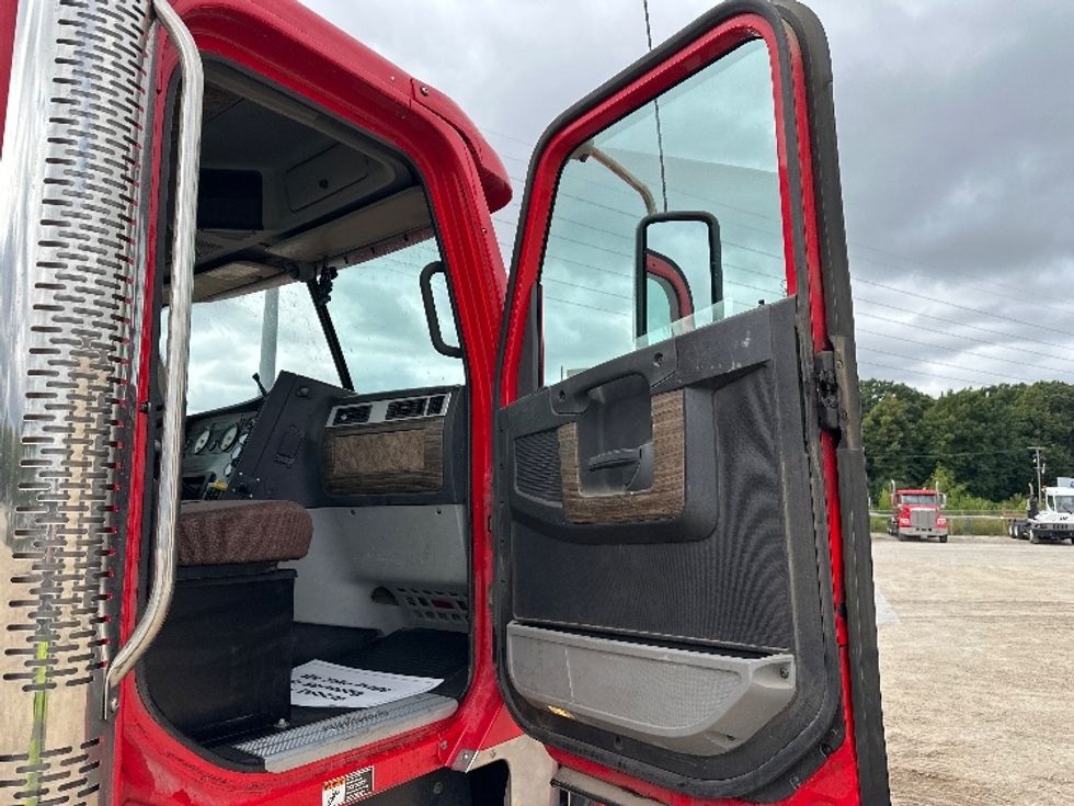 Day Cab Tractor-Heavy Duty Tractors-Freightliner-2019-D12284SD-Milwaukee-WI-374,681\n\t\tmiles-$ 89,500 - Image 12