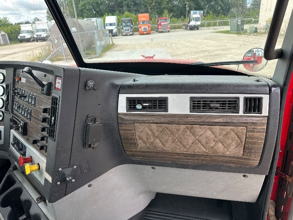 Day Cab Tractor-Heavy Duty Tractors-Freightliner-2019-D12284SD-Milwaukee-WI-374,681\n\t\tmiles-$ 89,500 - Image 13